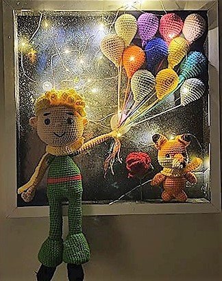 Saatlerce video izleyip öğrendiği sanatıyla depremzede çocukları sevindiriyor