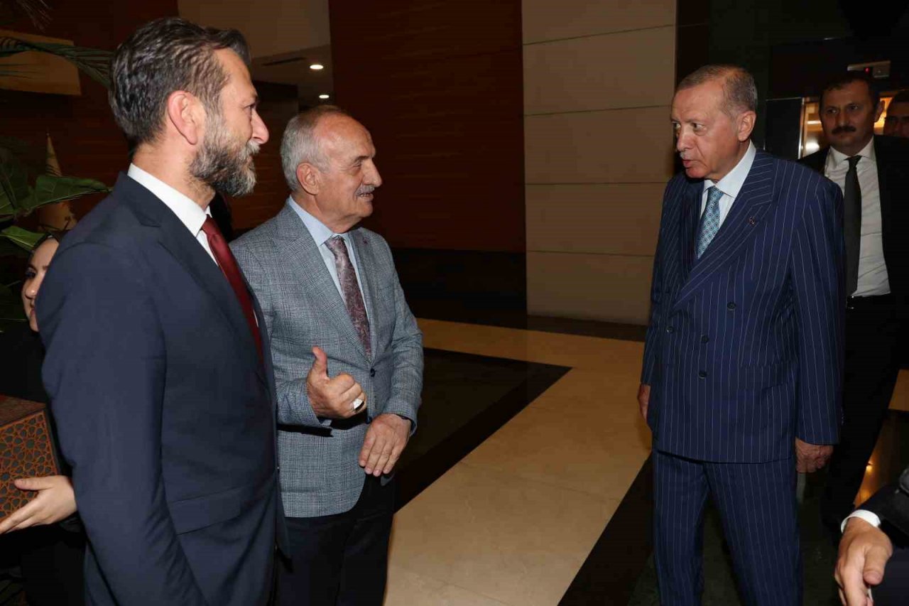 Aygün, Cumhurbaşkanı Erdoğan’a Çenesuyu’nun cam şişe ürününü takdim etti