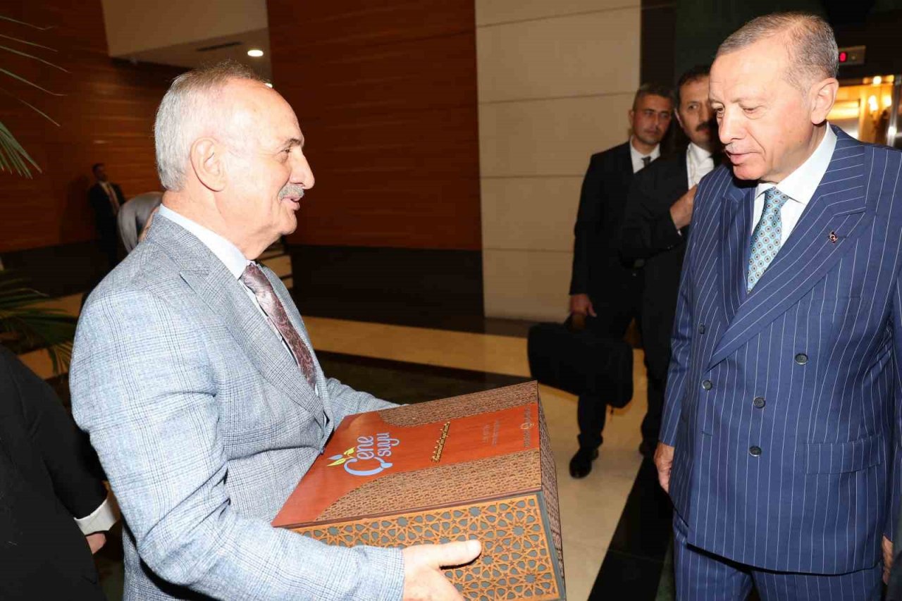 Aygün, Cumhurbaşkanı Erdoğan’a Çenesuyu’nun cam şişe ürününü takdim etti