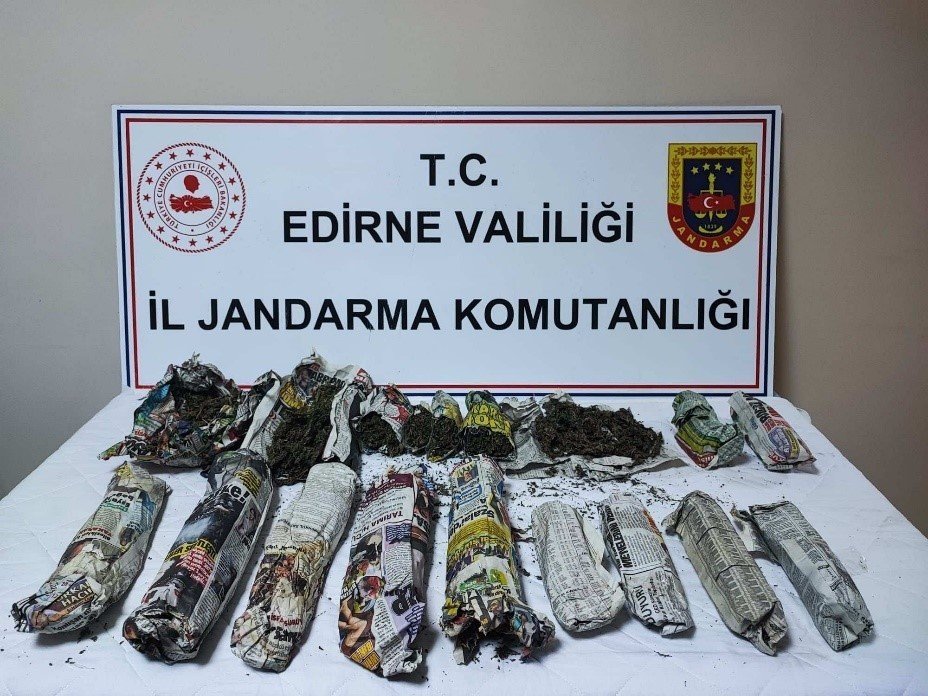 Edirne’de kaçakçılık operasyonları: 29 gelinlik, kaçak malzemeler ve uyuşturucu yakalandı