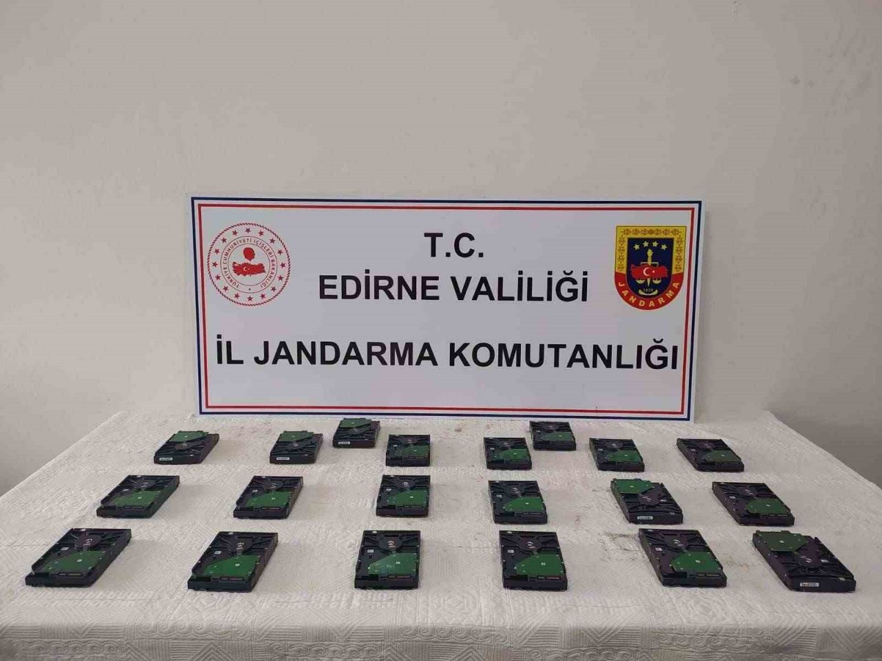 Edirne’de kaçakçılık operasyonları: 29 gelinlik, kaçak malzemeler ve uyuşturucu yakalandı