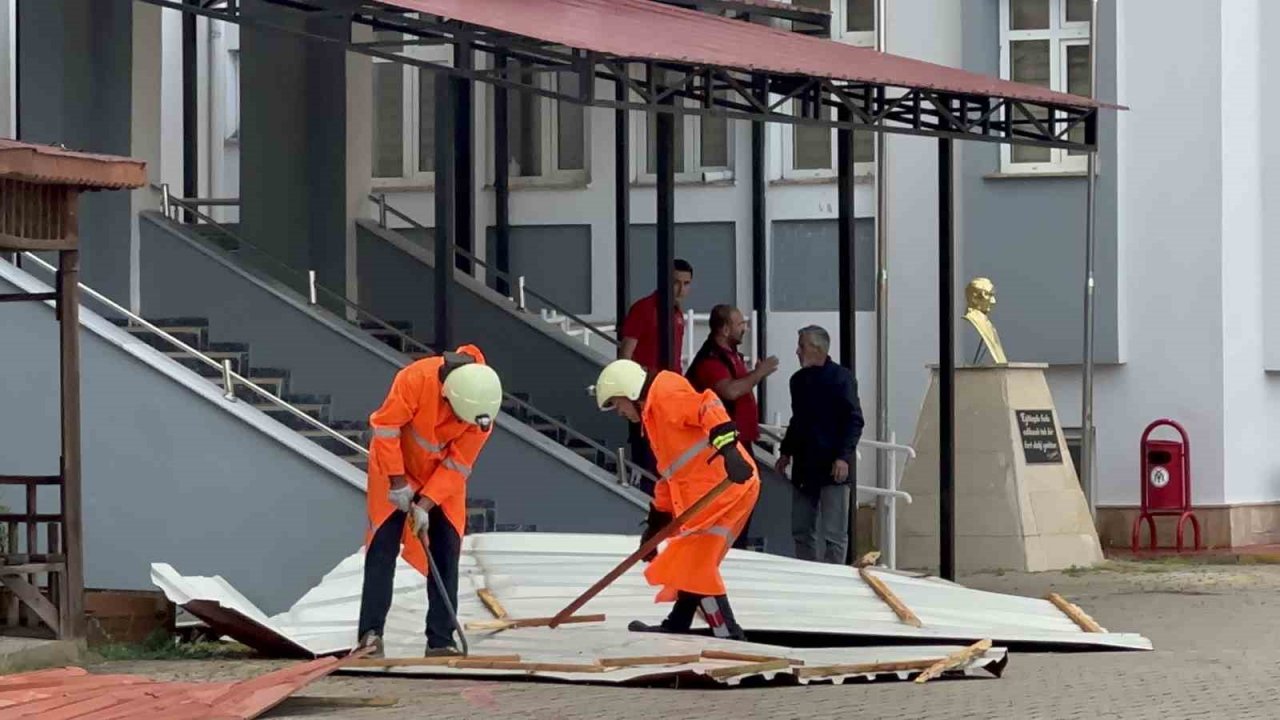 Erzincan’da fırtına ağaçları devirdi, çatıları uçurdu