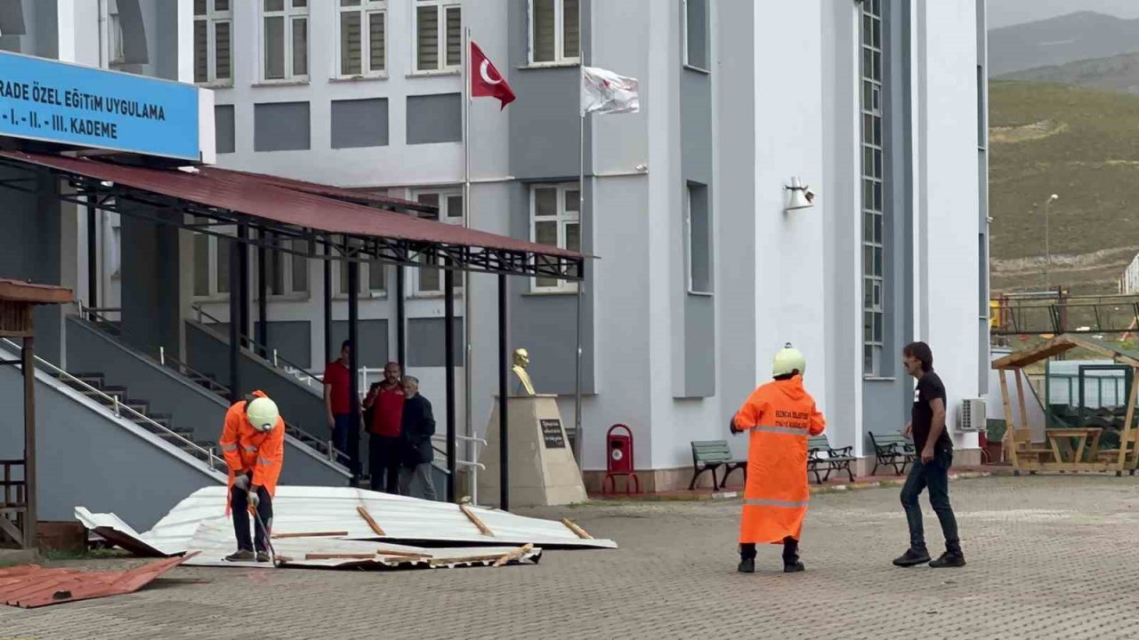 Erzincan’da fırtına ağaçları devirdi, çatıları uçurdu