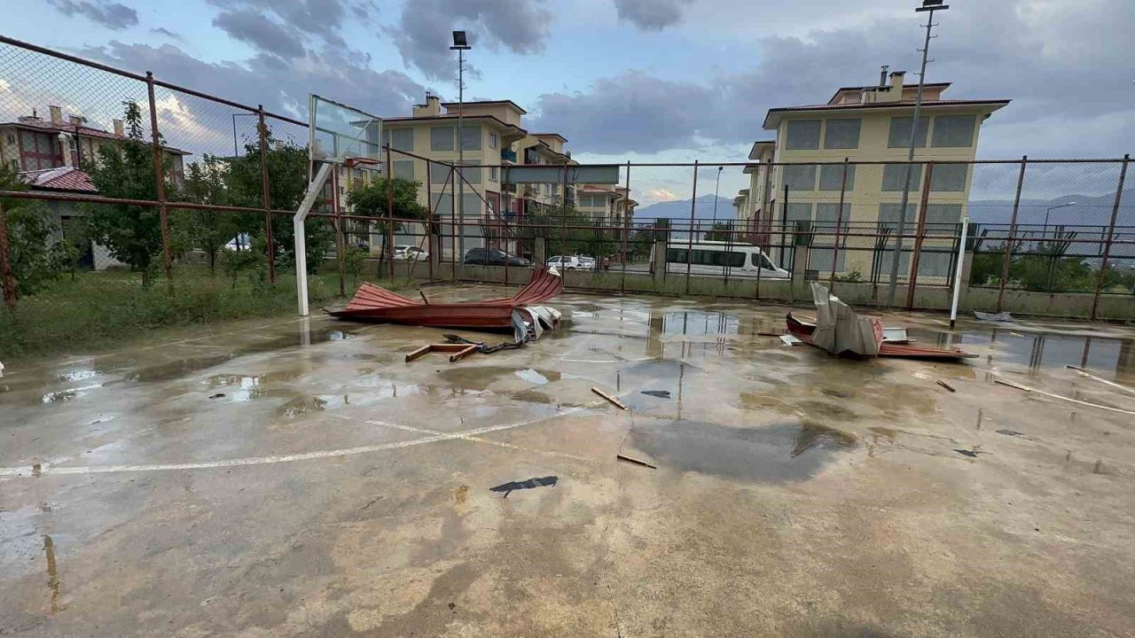 Erzincan’da fırtına ağaçları devirdi, çatıları uçurdu