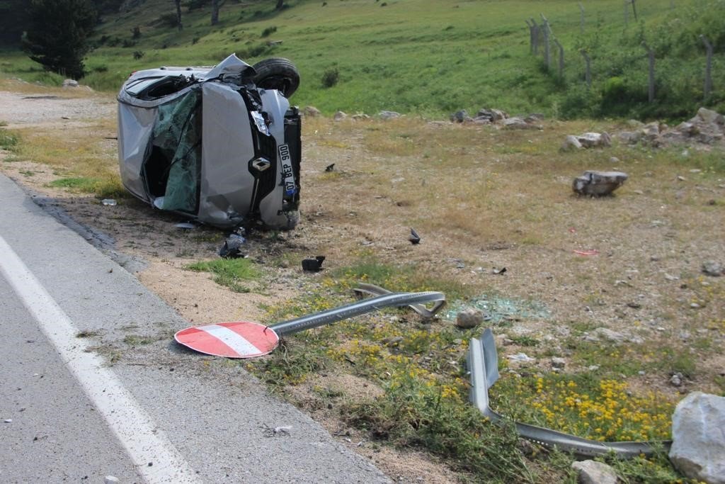 Takla atan araçtaki 2 kişi yaralandı