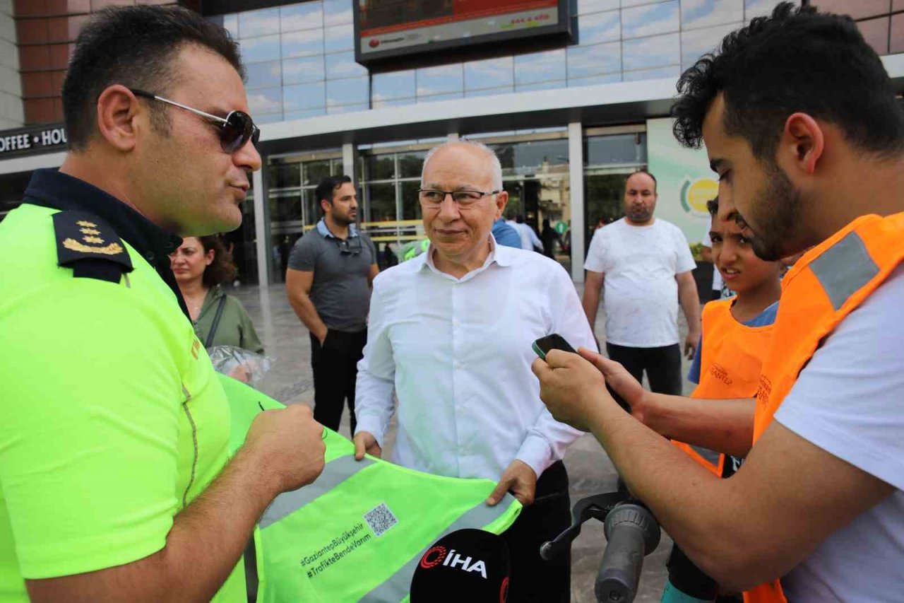 Gaziantep’te bisiklet ve scooter sürücülerine reflektörlü yelek dağıtıldı