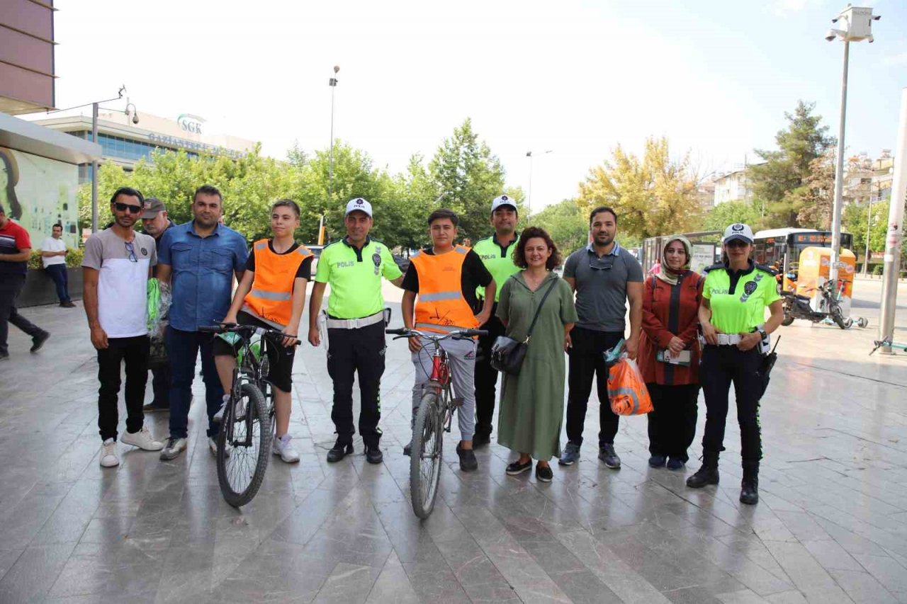 Gaziantep’te bisiklet ve scooter sürücülerine reflektörlü yelek dağıtıldı