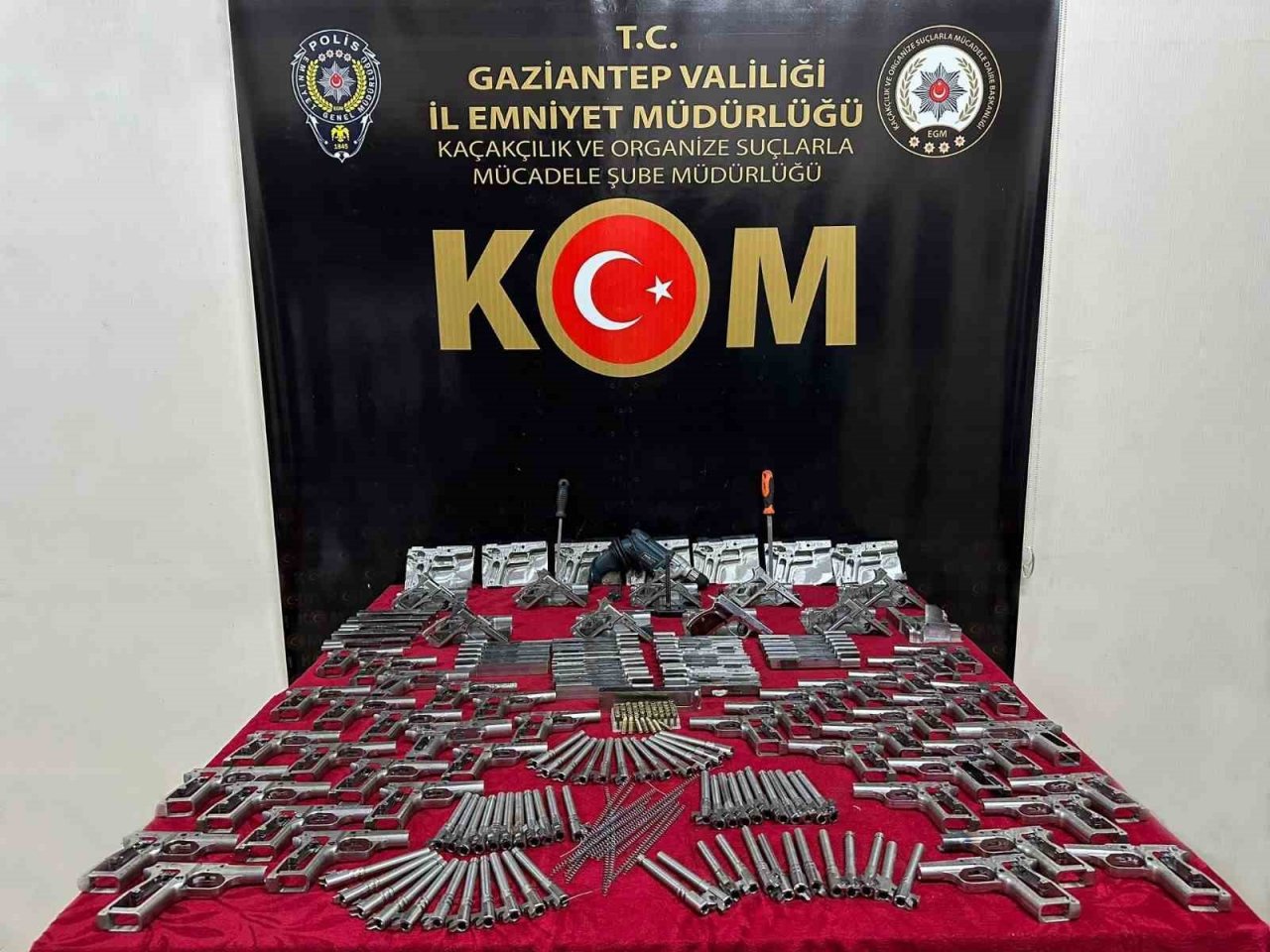 Yasa dışı silah operasyonunda yakalanan 3 şüpheli tutuklandı