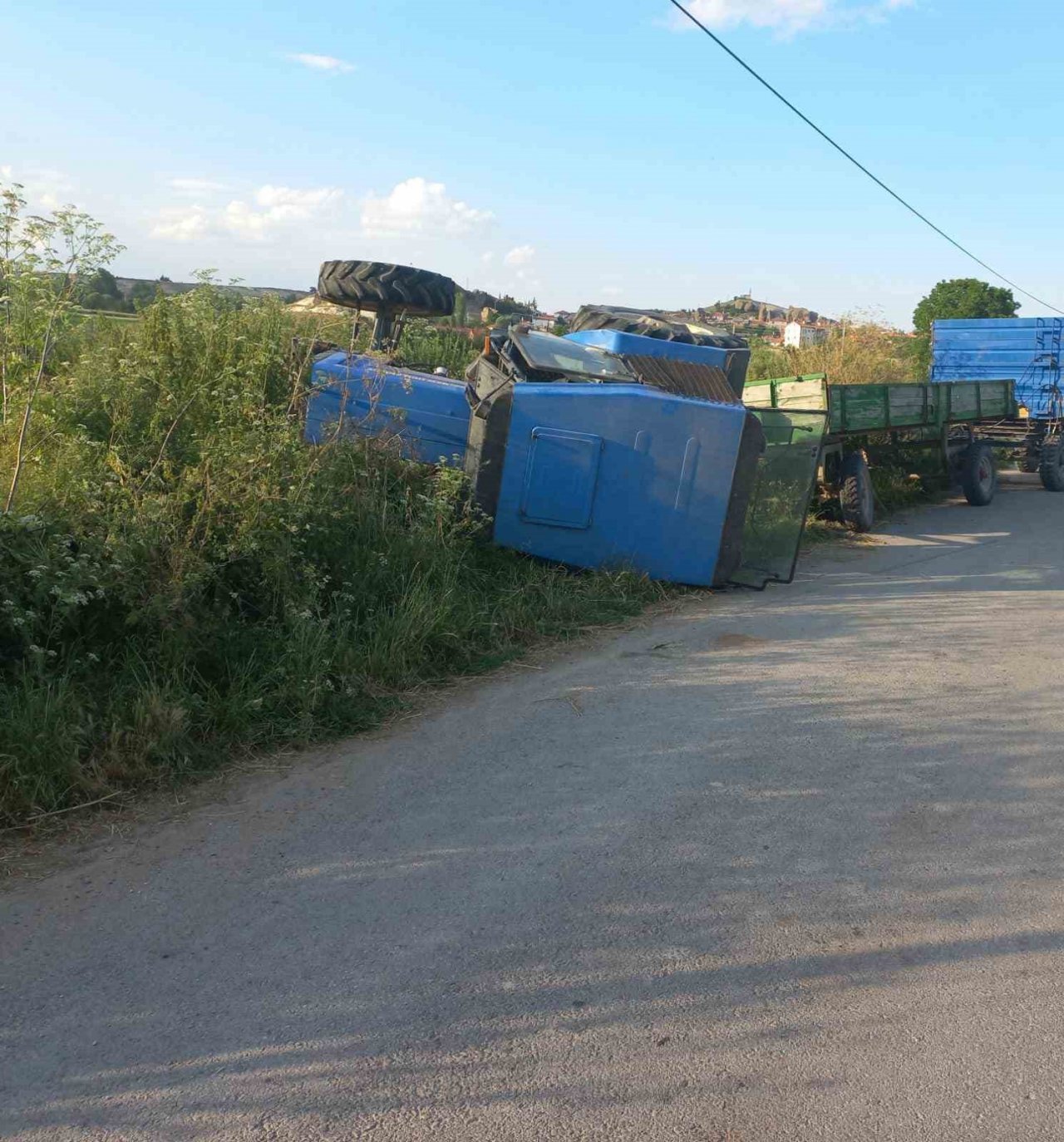 Minibüsün çarptığı traktör devrildi