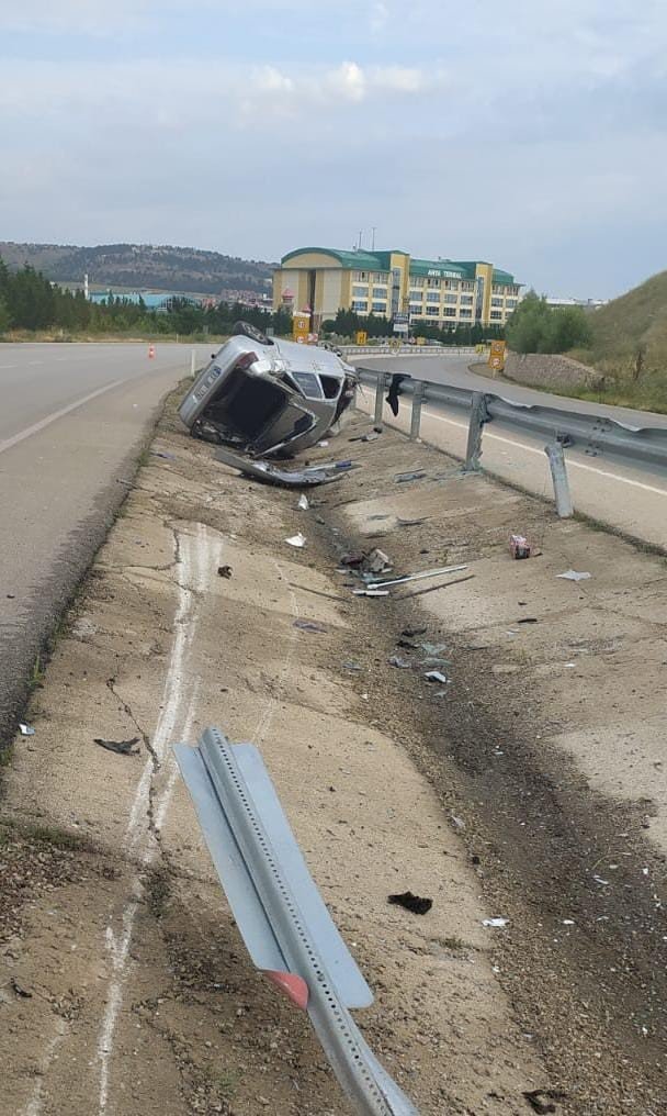 Genç sürücü takla atan araçtan yaralı olarak kurtuldu