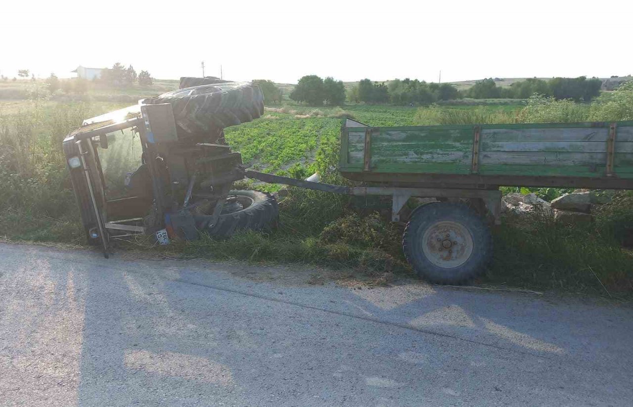 Minibüsün çarptığı traktör devrildi