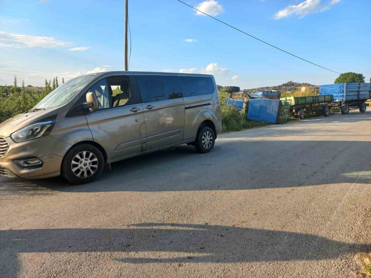 Minibüsün çarptığı traktör devrildi