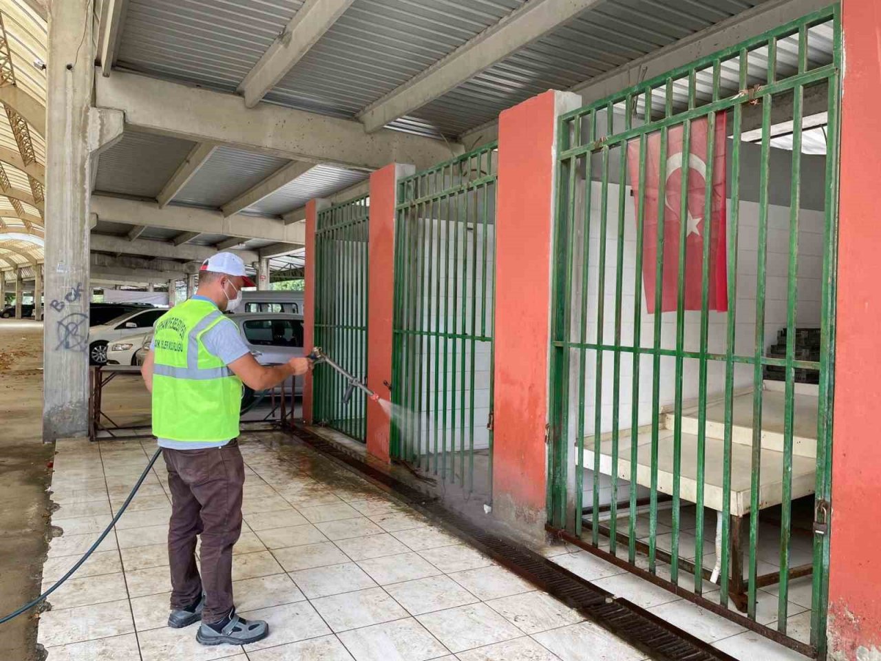 Burhaniye’de ilaçlama çalışmaları devam ediyor