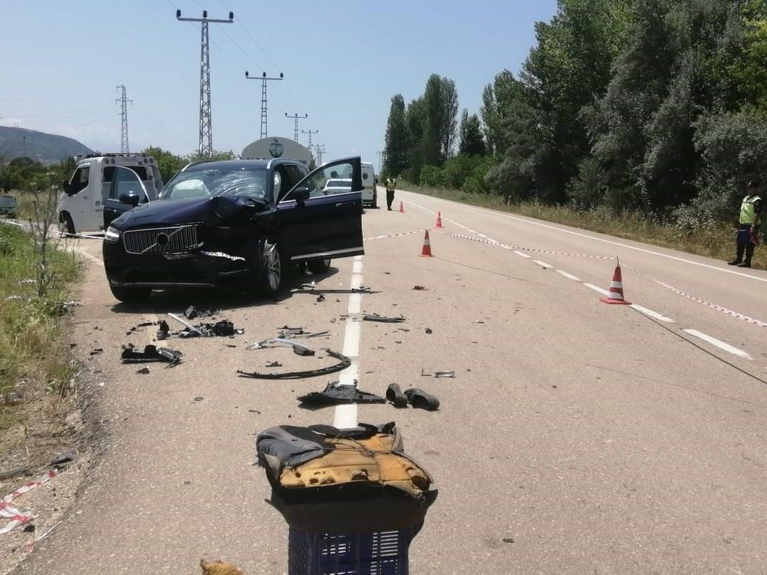 Otomobili ile pat pat çarpıştı: 1 ölü, 3 yaralı