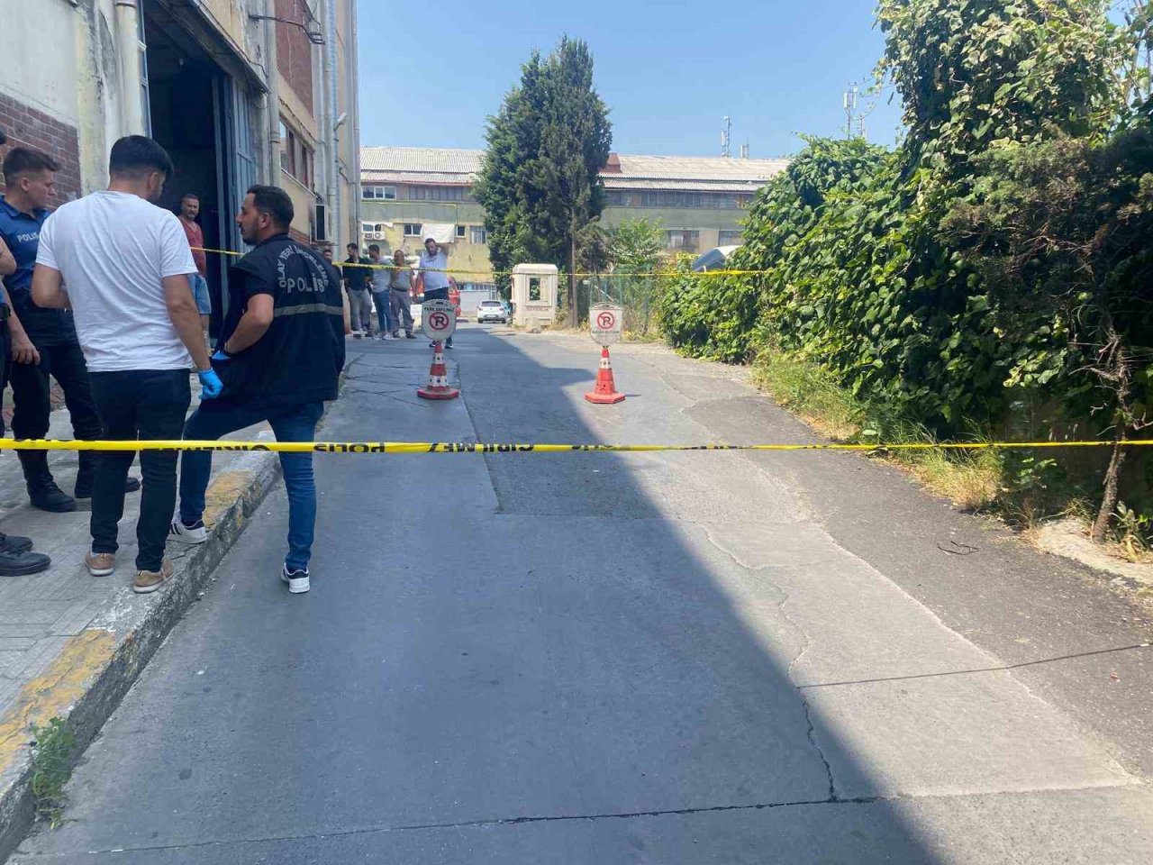 Zeytinburnu’nda iş merkezinin çatısından düşen adam hayatını kaybetti