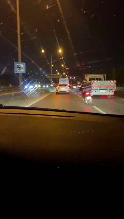 Şile otobanında makas atan sürücü motorcuyu sürükledi