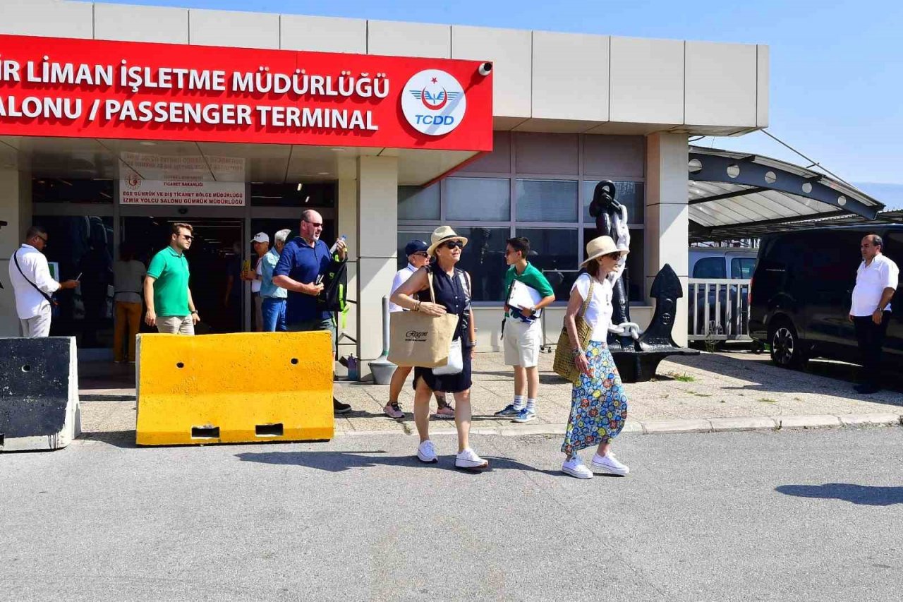 Bu yılın 10’uncu kruvaziyer gemisi İzmir’e yanaştı
