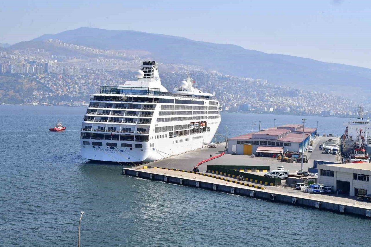 Bu yılın 10’uncu kruvaziyer gemisi İzmir’e yanaştı