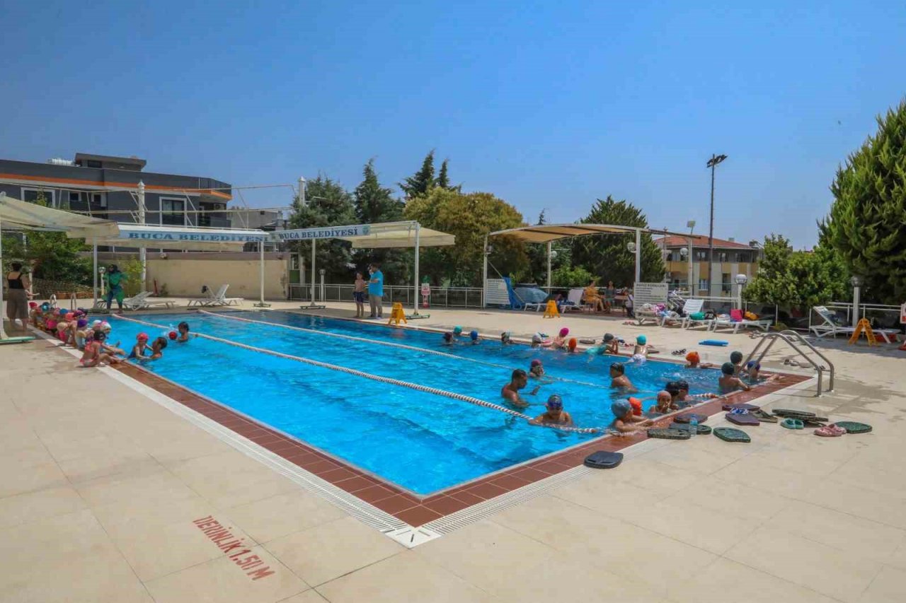 Buca Belediyesi’nin yüzme kursları büyük ilgi görüyor