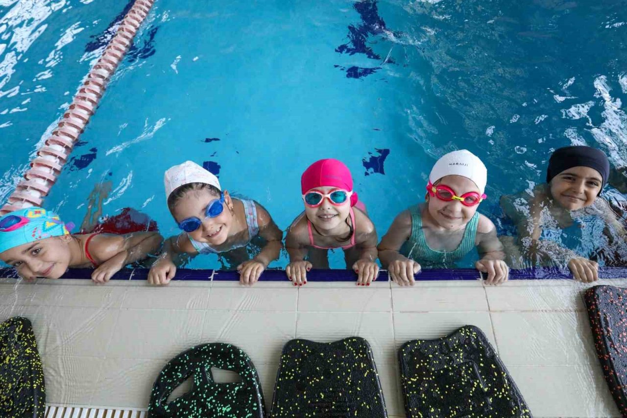 Buca Belediyesi’nin yüzme kursları büyük ilgi görüyor