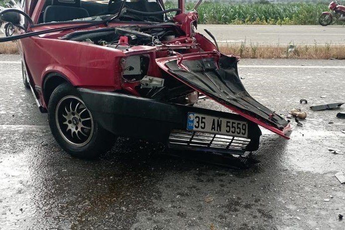 İzmir’deki kazada otomobil kağıt gibi yırtıldı: 2 yaralı