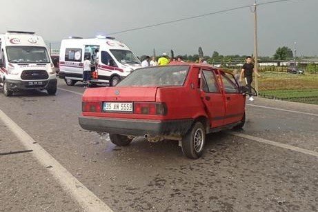 İzmir’deki kazada otomobil kağıt gibi yırtıldı: 2 yaralı