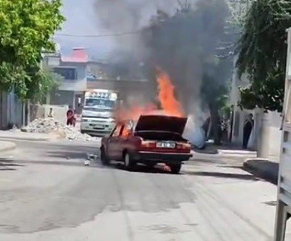 Park halindeki otomobil alev alev yandı