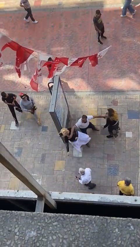 Erkeklerin ayıramadığı kadınların kavgasını polis sonlandırdı