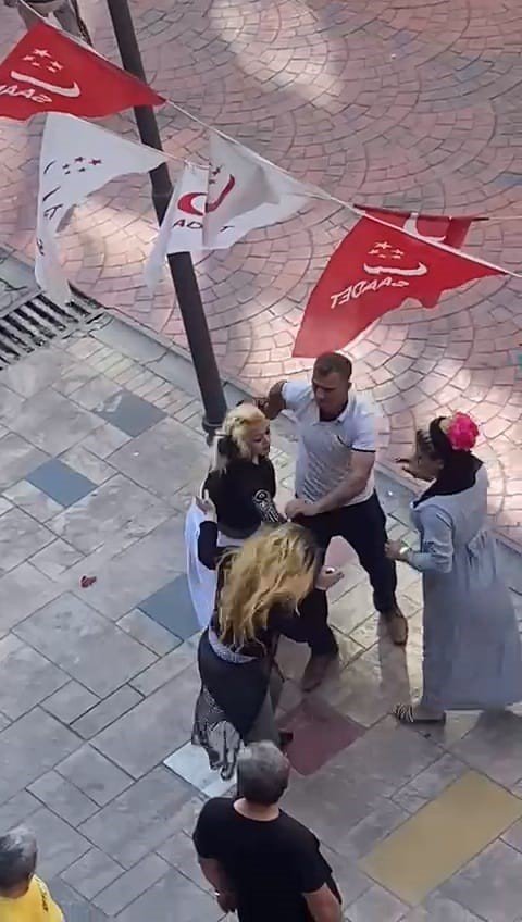 Erkeklerin ayıramadığı kadınların kavgasını polis sonlandırdı