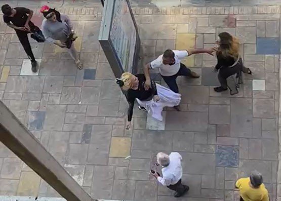 Erkeklerin ayıramadığı kadınların kavgasını polis sonlandırdı