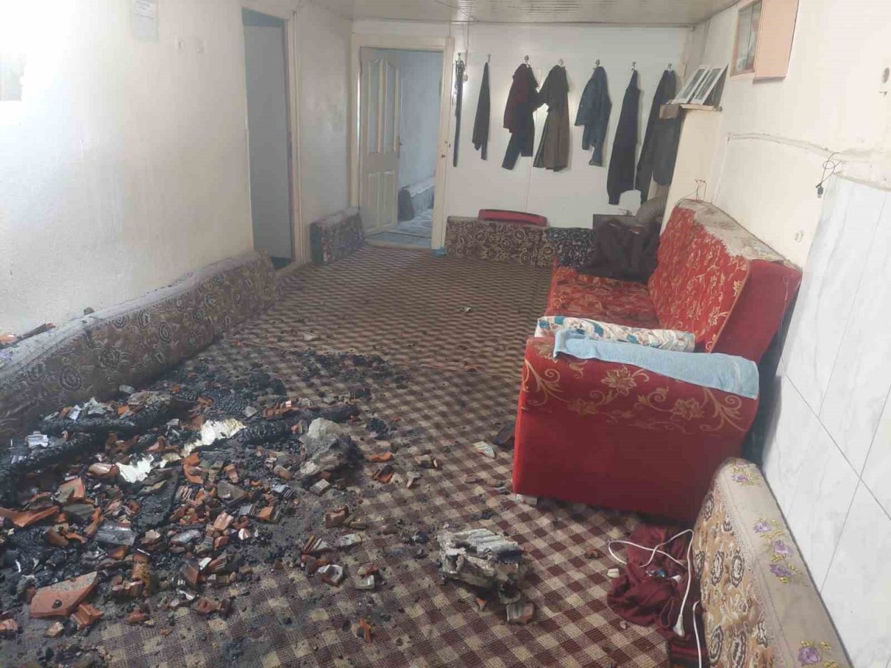 Karaman’da duvar dibine bırakılan soba kovasından yangın çıktı