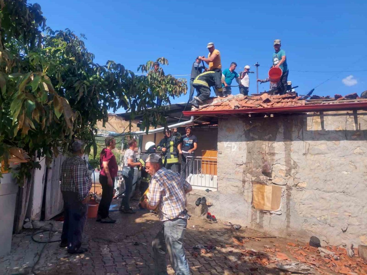 Karaman’da duvar dibine bırakılan soba kovasından yangın çıktı