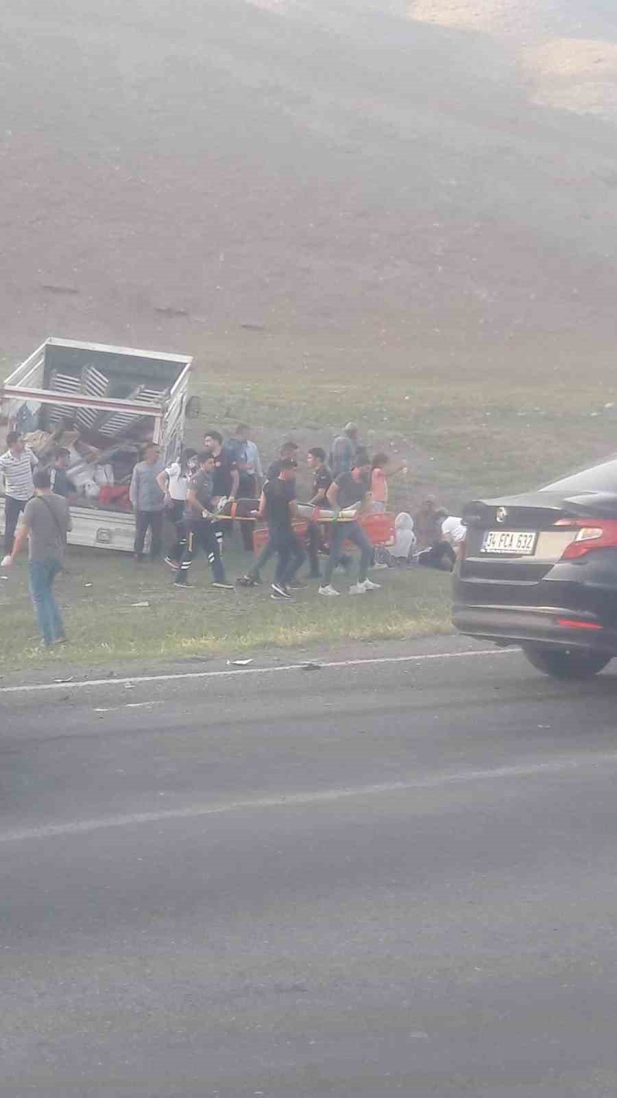 Kayısı işçilerini taşıyan kamyonet ile otomobil çarpıştı: 12 yaralı