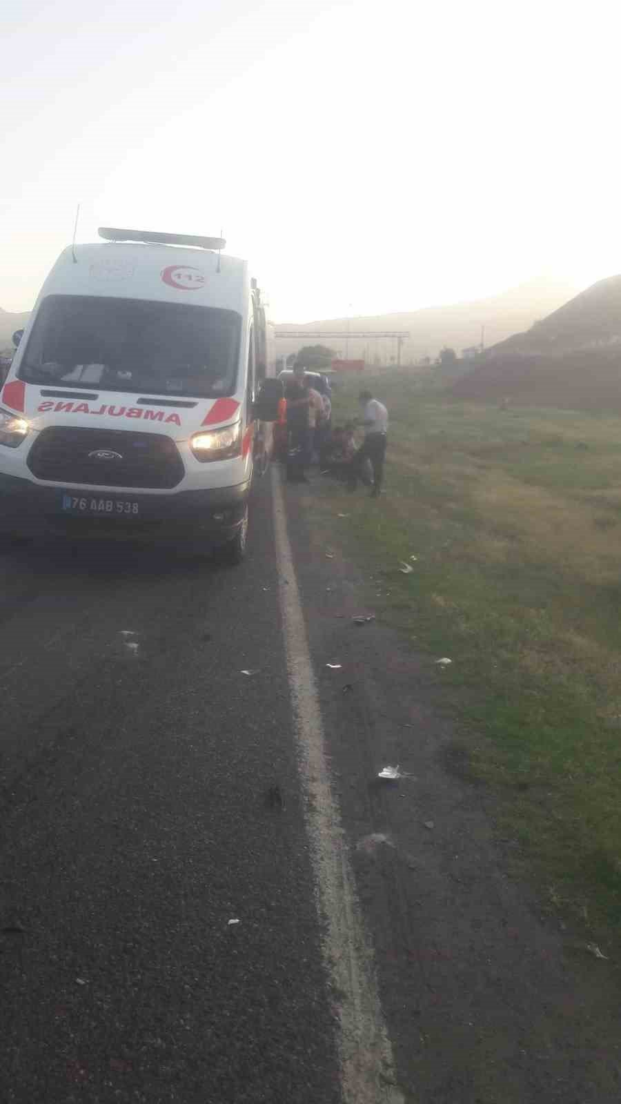 Kayısı işçilerini taşıyan kamyonet ile otomobil çarpıştı: 12 yaralı