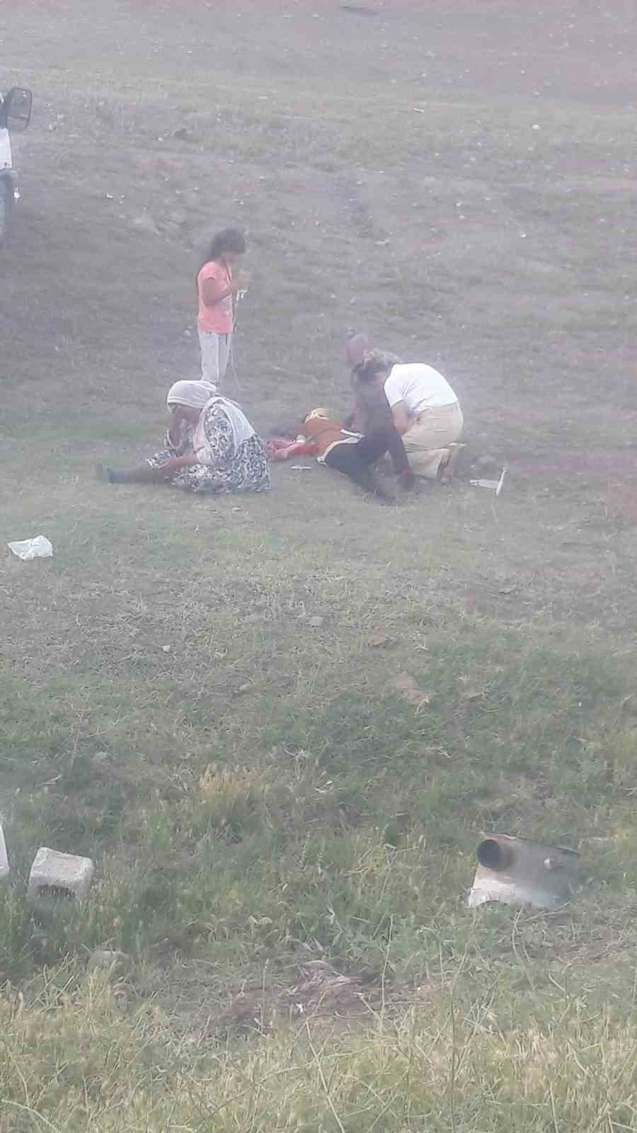 Kayısı işçilerini taşıyan kamyonet ile otomobil çarpıştı: 12 yaralı