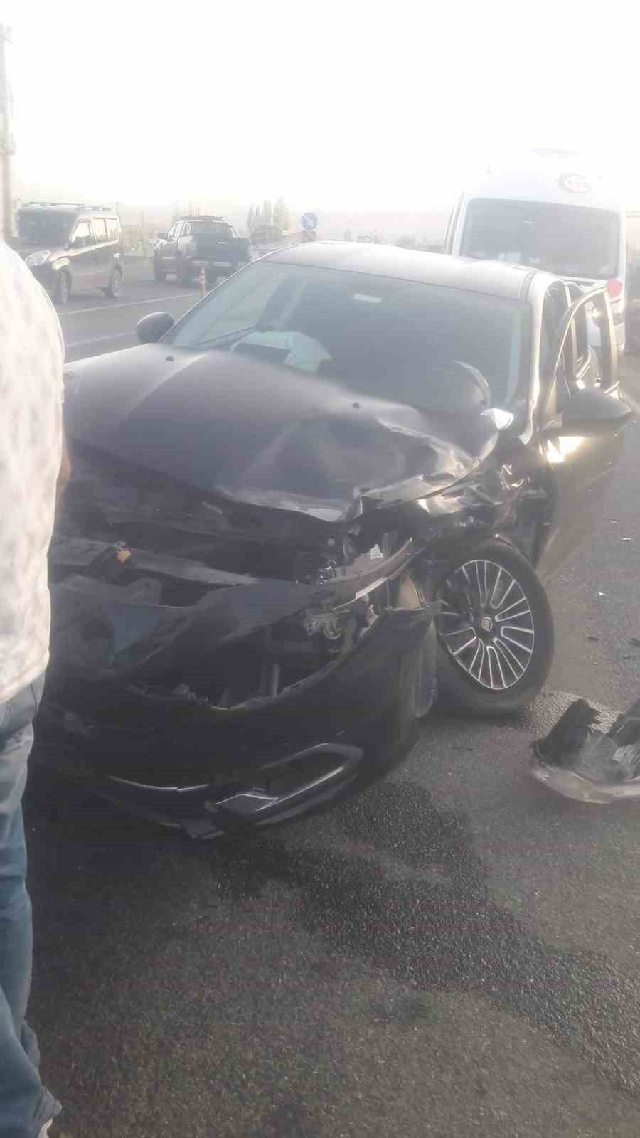 Kayısı işçilerini taşıyan kamyonet ile otomobil çarpıştı: 12 yaralı