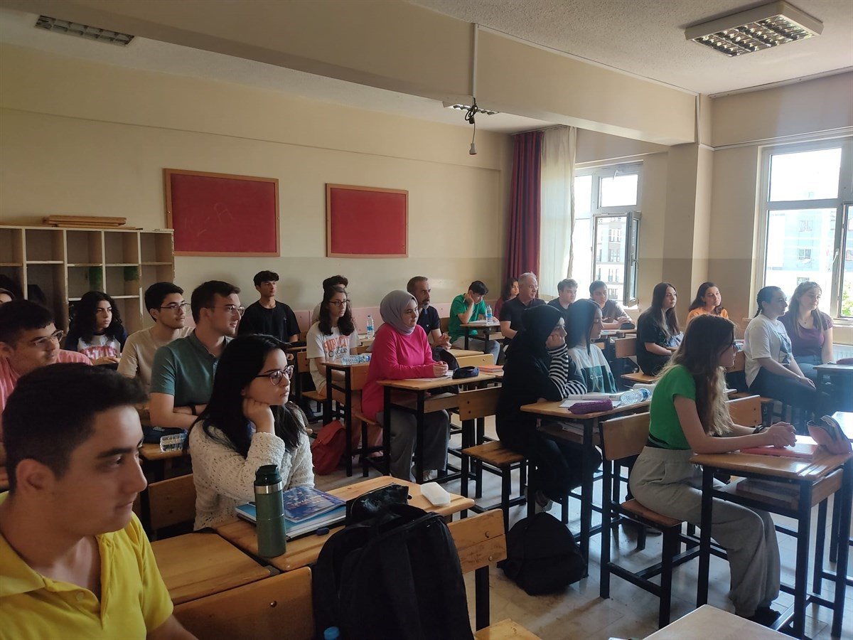 Kaymakam Sülün, yaz kampındaki öğrencilerle buluştu