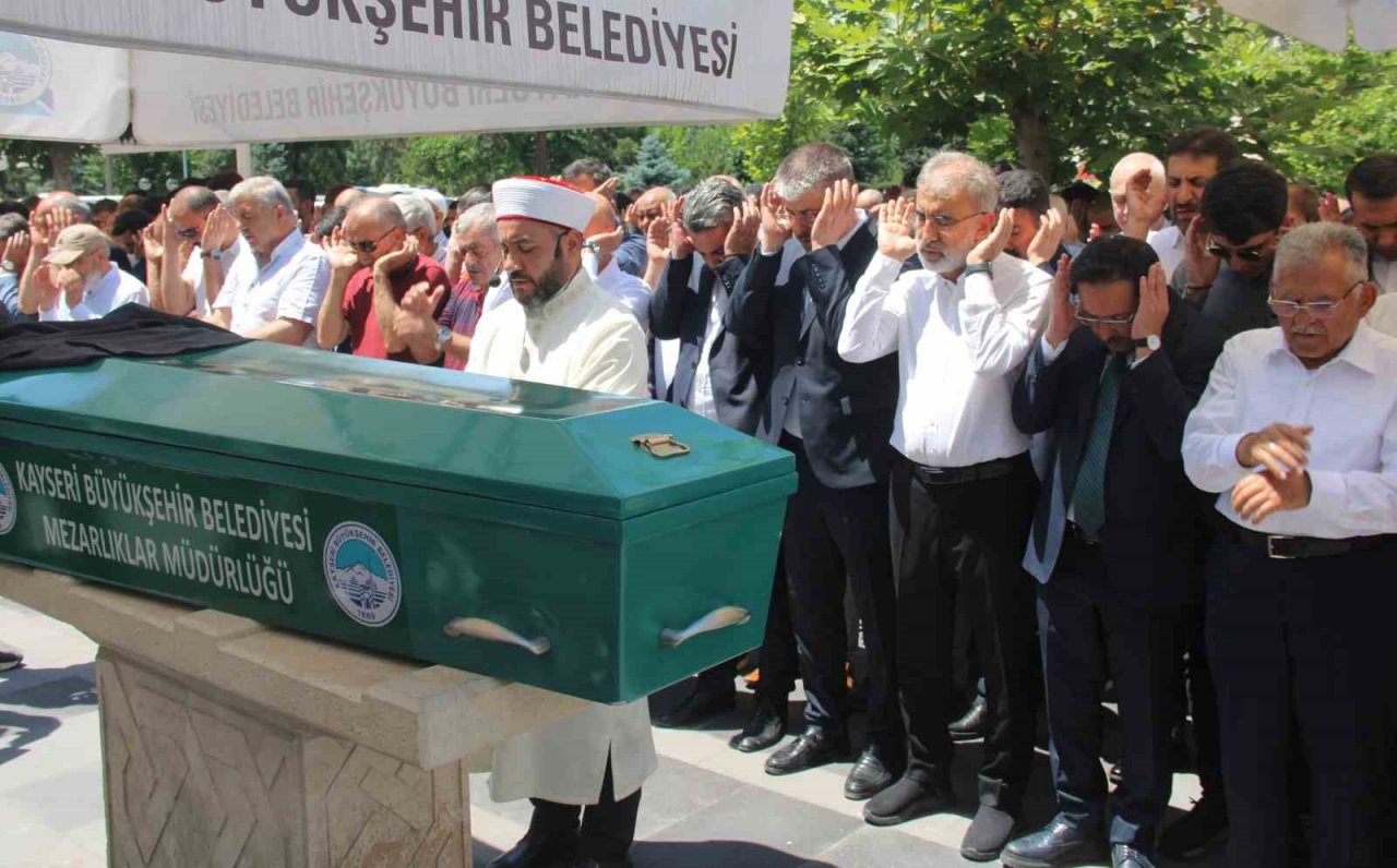 Eski Bakan Yıldız’ın babası toprağa verildi