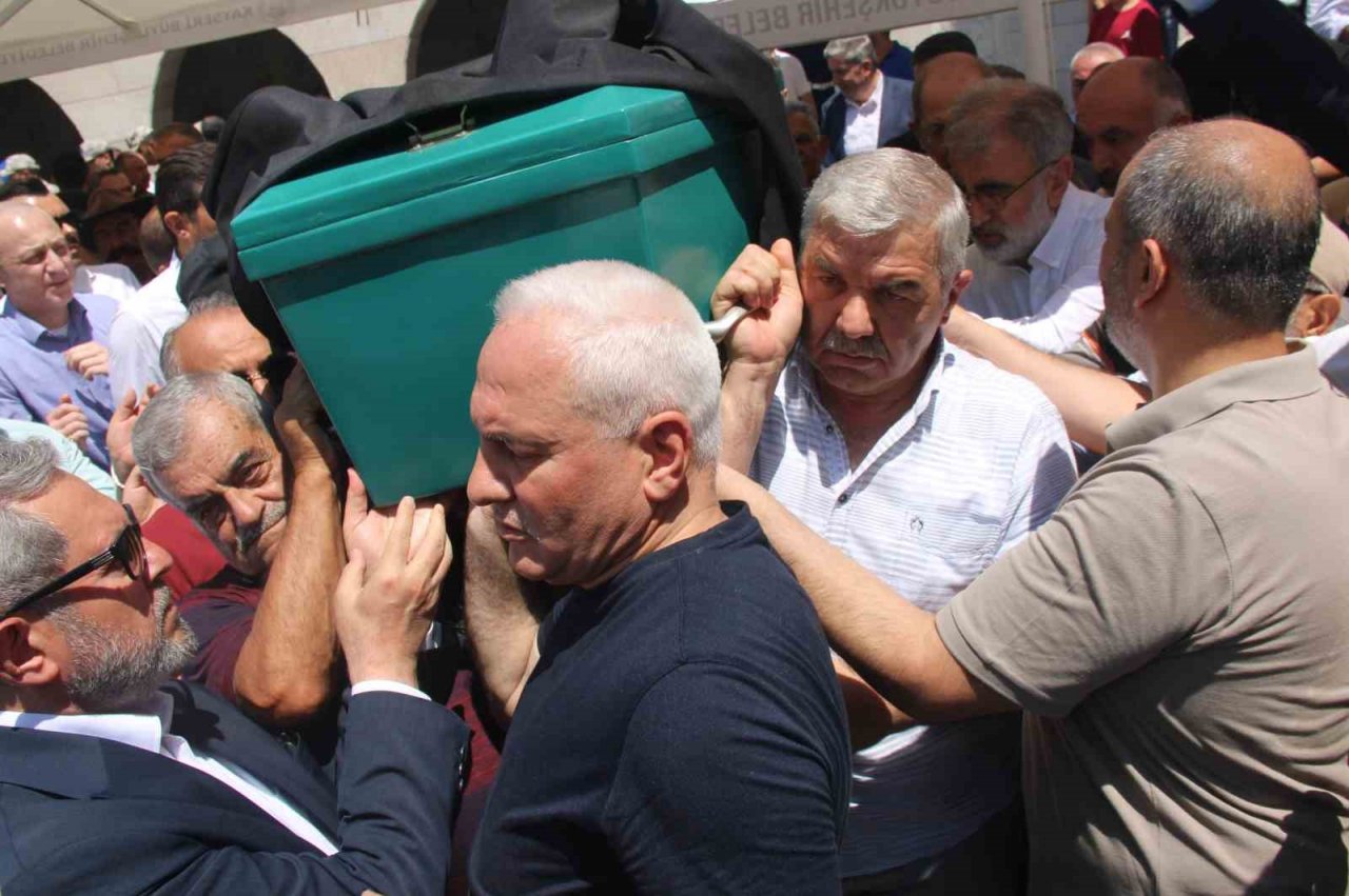Eski Bakan Yıldız’ın babası toprağa verildi
