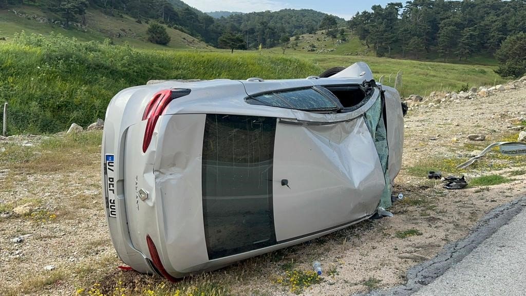 Takla atan araçtaki 2 kişi yaralandı