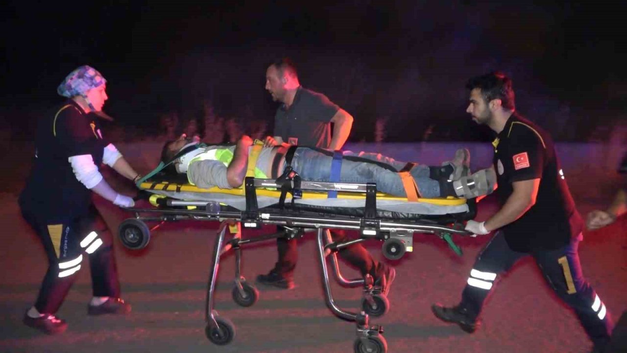 Otomobil su kanalına devrildi: 2 yaralı