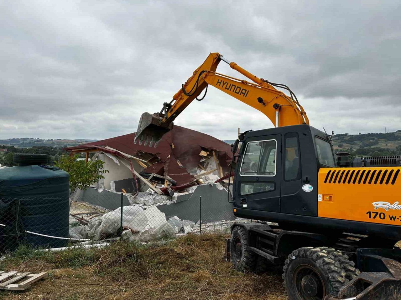 Derince’de 3 kaçak yapı yıkıldı