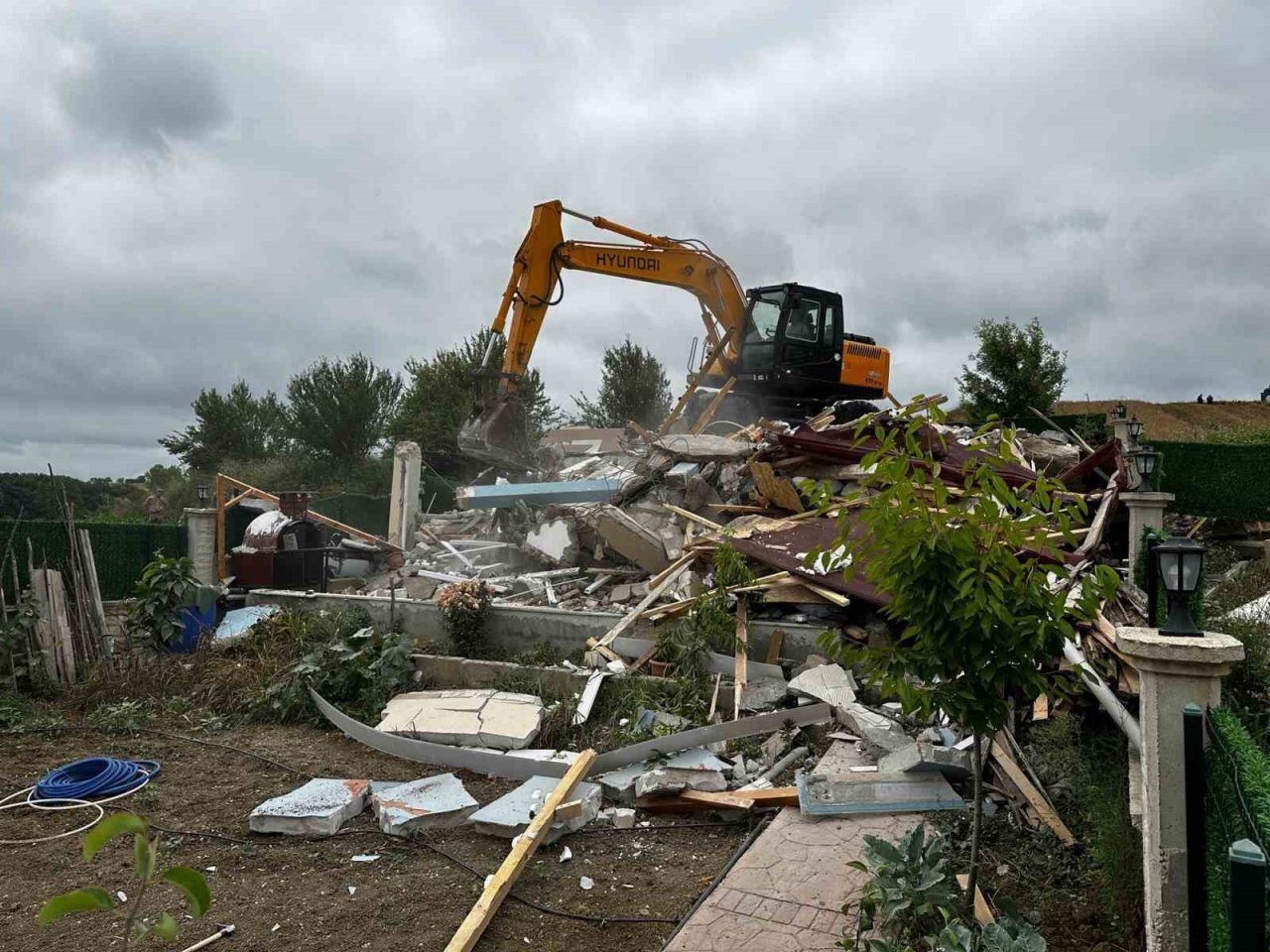 Derince’de 3 kaçak yapı yıkıldı