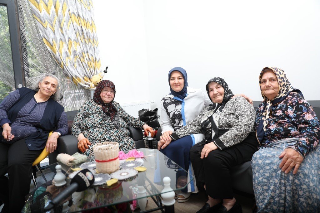 Kadim büyükler, Çolakbayrakdar çiftini bağrına bastı