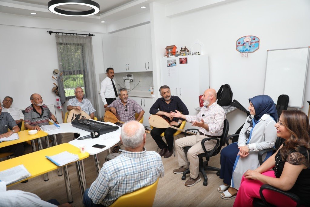 Kadim büyükler, Çolakbayrakdar çiftini bağrına bastı