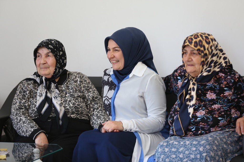 Kadim büyükler, Çolakbayrakdar çiftini bağrına bastı