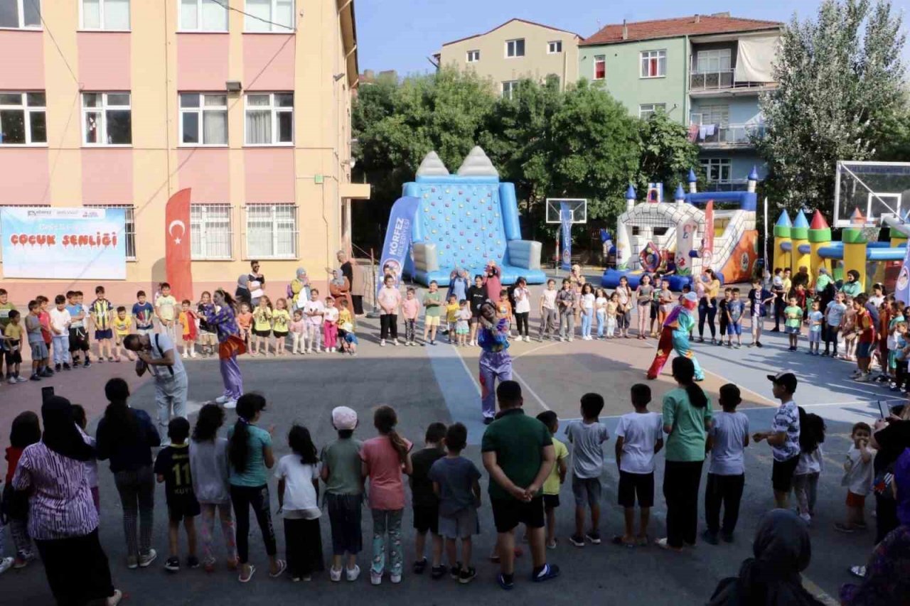 Körfez’de çocuklar şenlikte eğleniyor
