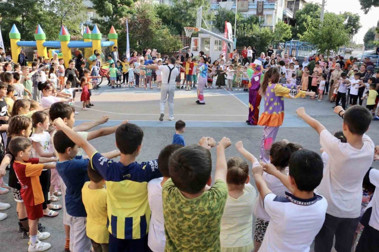 Körfez’de çocuklar şenlikte eğleniyor