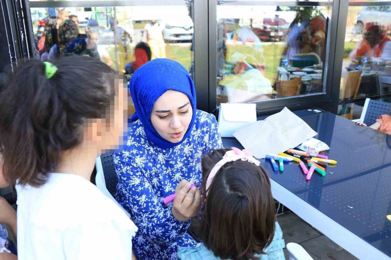 Koruyucu aileler kahvaltıda bir araya geldi