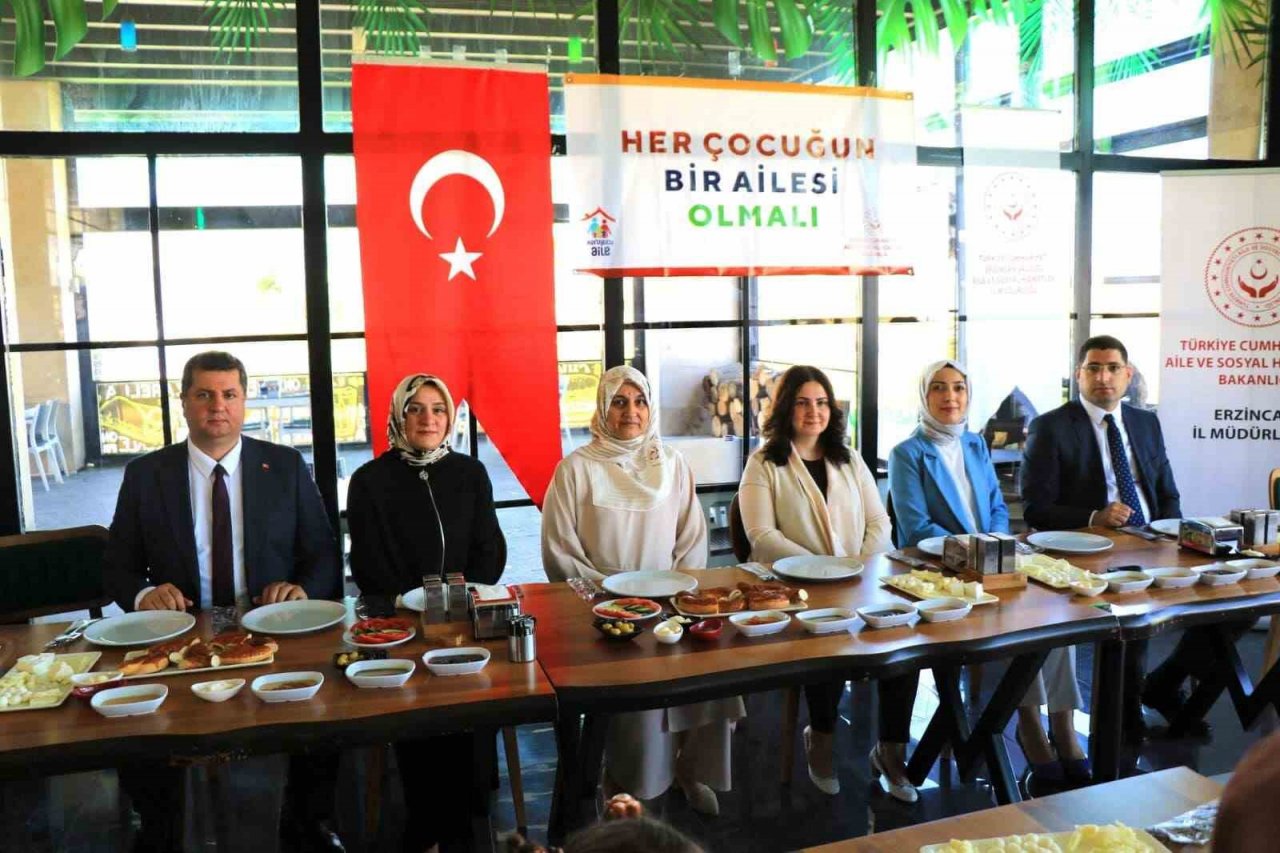 Koruyucu aileler kahvaltıda bir araya geldi